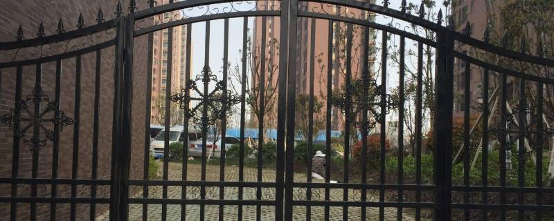 铁大门上的油漆怎么清除（油漆铁门怎么擦干净）