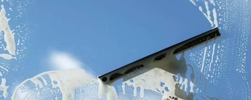 用什么水擦玻璃又亮又干净（用什么方法玻璃擦的又干净又亮）