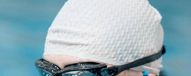 泳帽怎么戴正确（泳帽怎么戴正确耳朵）