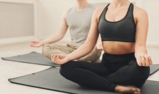橡胶瑜伽垫怎么清洗（橡胶瑜伽垫怎么清洗可以暴晒吗）