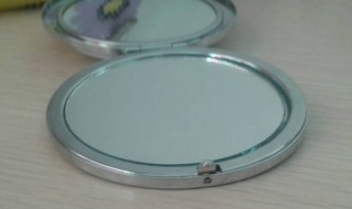 镜子脏了怎么清理（镜子脏了怎么清理,刷都刷不干净）