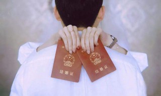 女孩晒结婚证的句子（女孩晒结婚证的句子搞笑）