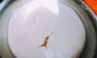 酸奶做出来很稀怎么回事（酸奶做出来很稀怎么回事啊）