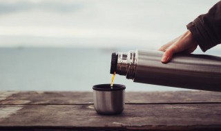 不锈钢保温杯如何清洗（不锈钢保温杯如何清洗不会产生化学反应）