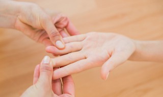 婚姻线怎么看出一个人的婚姻（女人手相35岁后看左手右手）