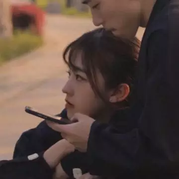 2、求推荐情侣头像超清真人男一张女一张其实就是一张图只是换了个角度的