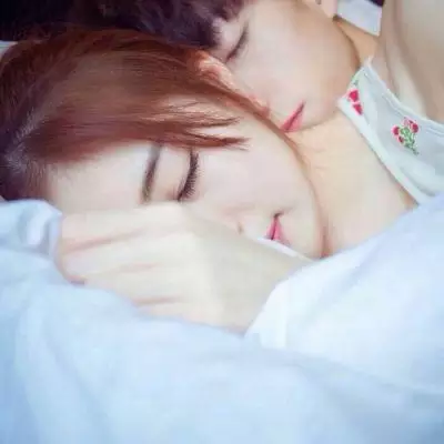 5、真人情侣头像一男一女:一男一女的情侣头像