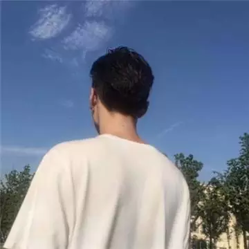 7、求一组情侣头像，一男一女，真人，正面，全身，主色系为白色，两人都穿着白衣服，头歪着，12年**次见