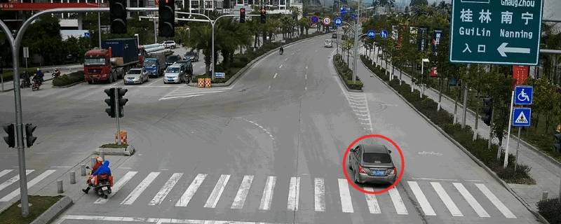 y型路口2个红绿灯看哪个 y型路口2个红绿灯看哪个车道