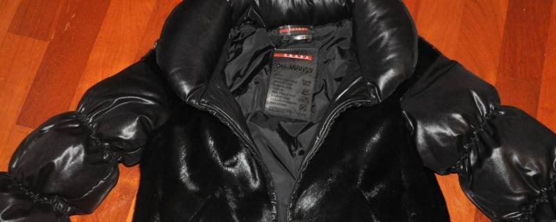 羽绒服染上颜色拿什么洗得掉（羽绒服染到其他衣服颜色怎么清洗）