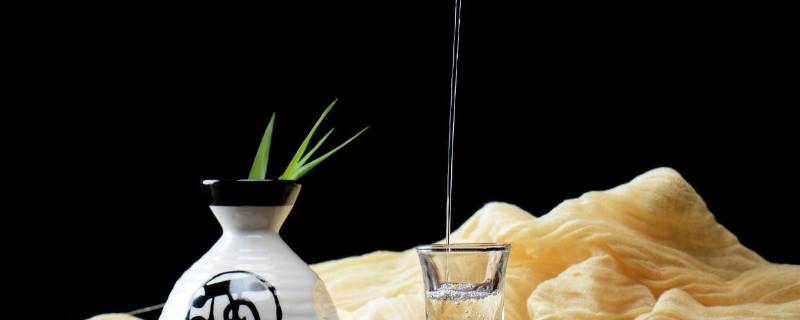 酒精勾兑的酒是什么标准号（酒精勾兑酒的标准代号）