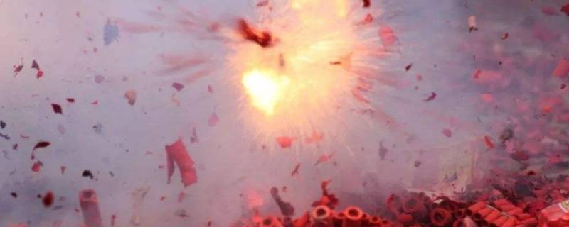 观看爆竹时应至少远离燃火点多少米 观看烟花爆竹应至少远离然火点之外a10米b20米c15米