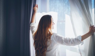 窗帘自己可以熨烫吗 窗帘自己可以熨烫吗视频