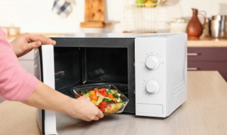 微波炉里面能放塑料吗（微波炉里面能放塑料吗?）